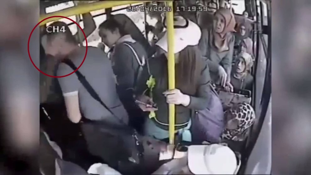 Отсосала парню в автобусе при всех
