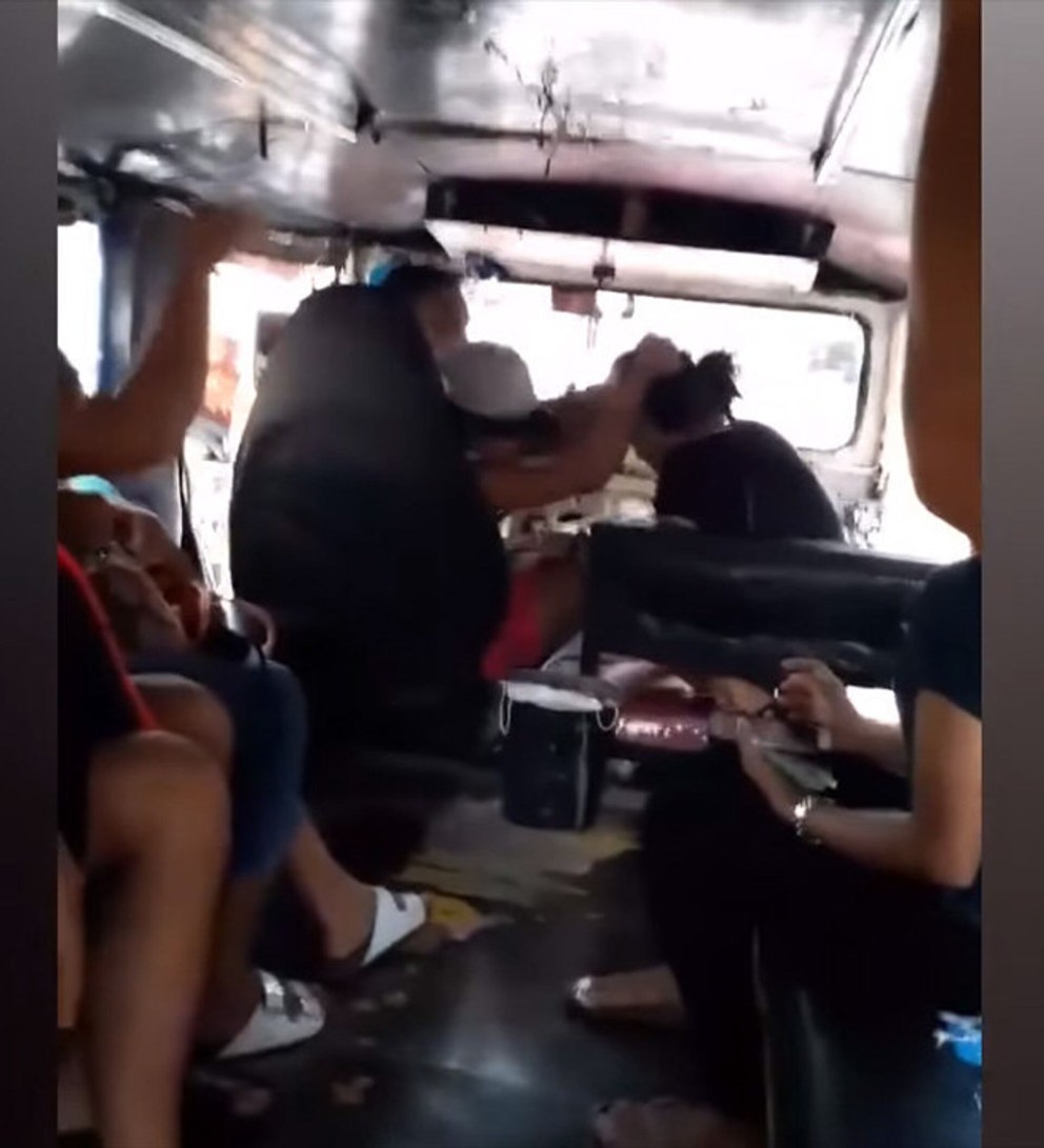Взрослые женщины в автобусе