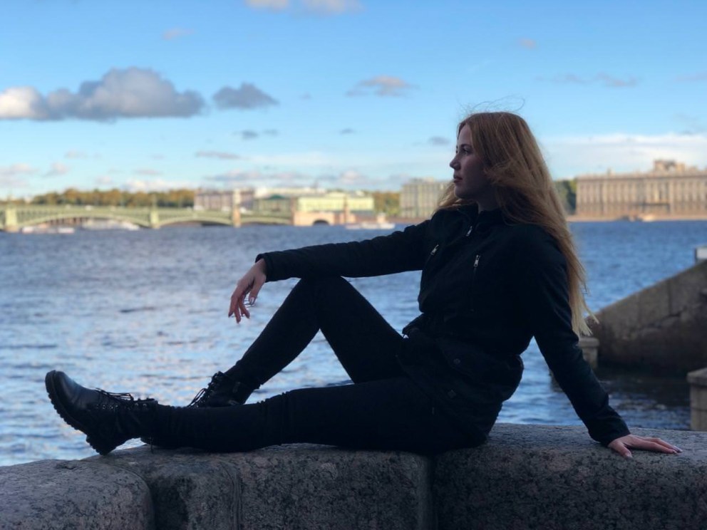 Девушка танцует