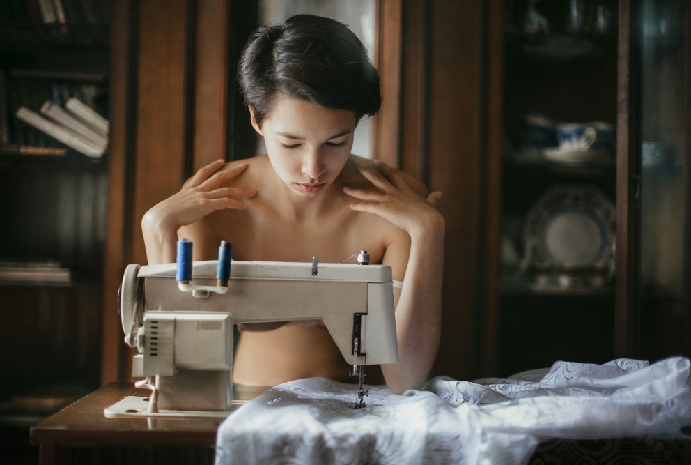 Молодая голая портниха sex