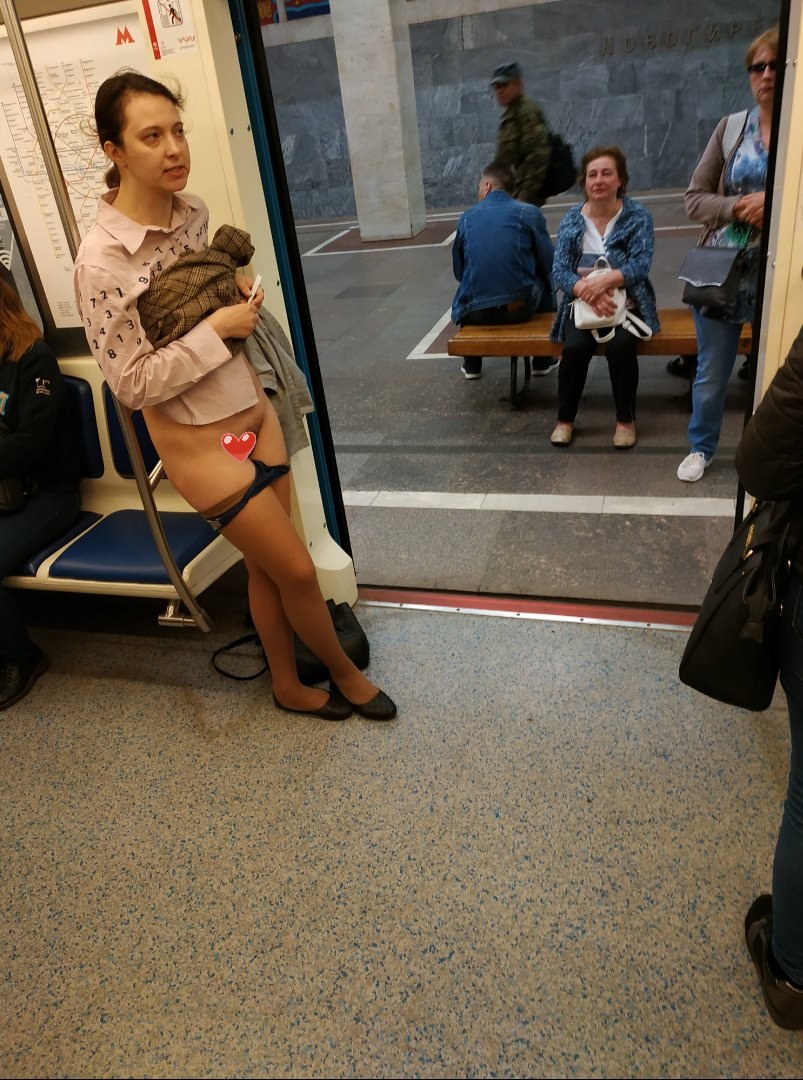 Девушки в метро