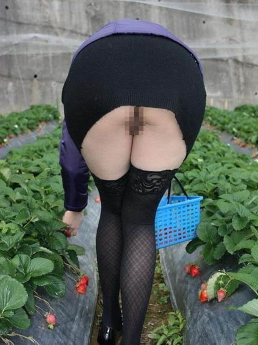 Зрелые на природе без трусов