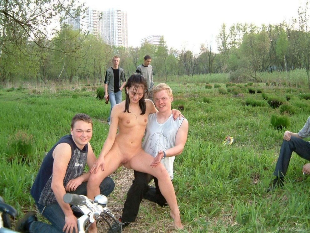 Голая жена перед друзьями мужа