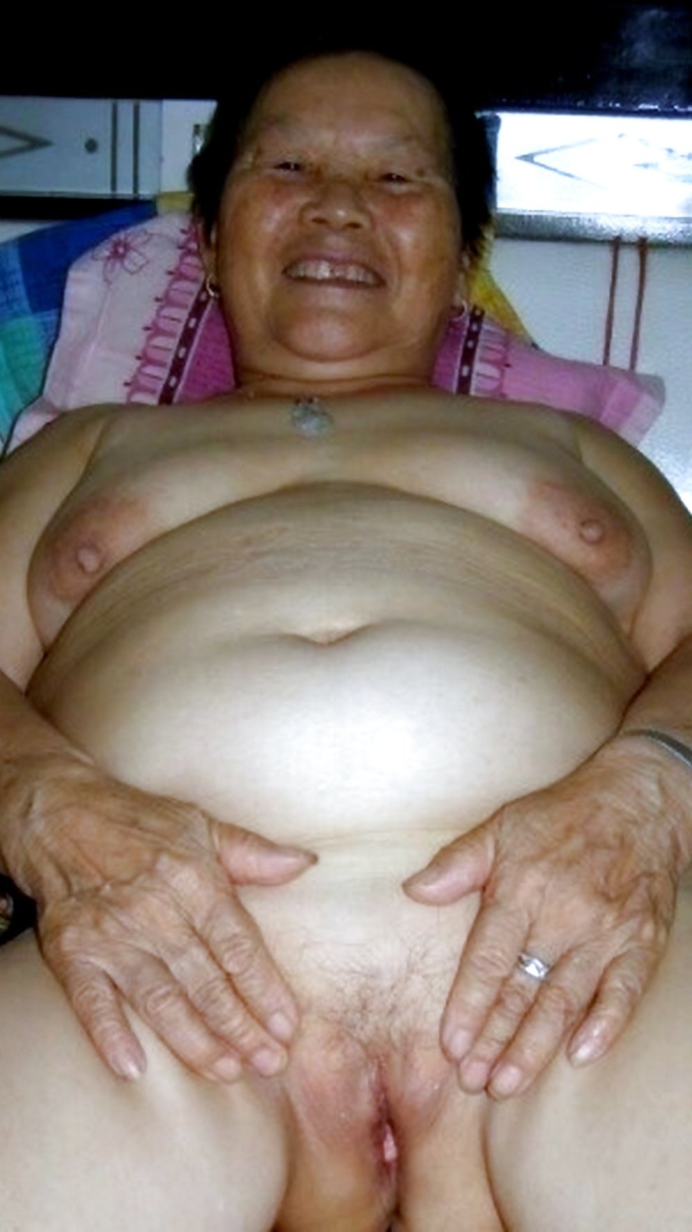 Naked Asian mature.мусульмане.в спер
