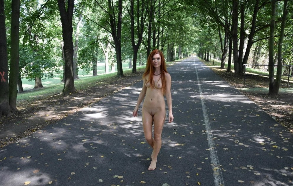 Девки с голыми сиськами на улице