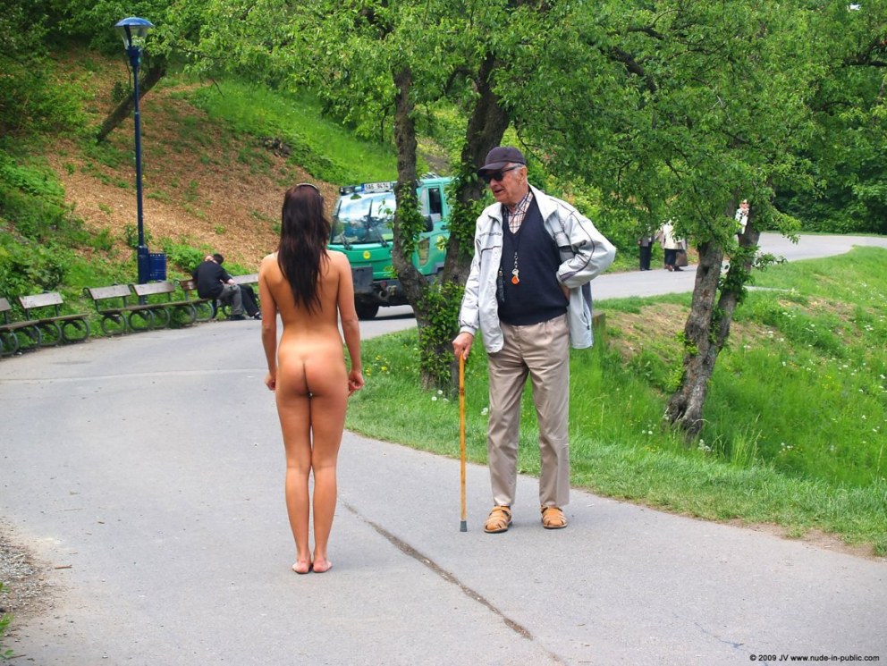 Ебля в парке на скамейке