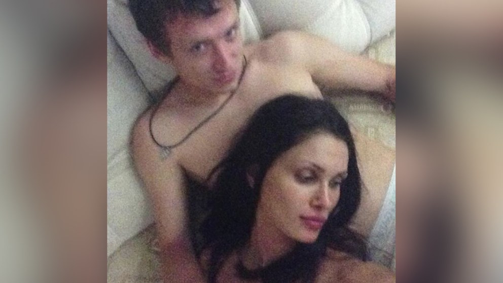 Девушка в ванной комнате