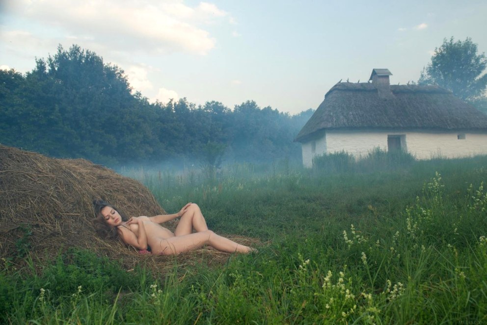 Arina g nude - утром в тумане на сене