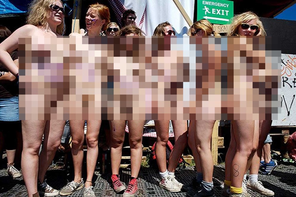 Парад голых людей на улице
