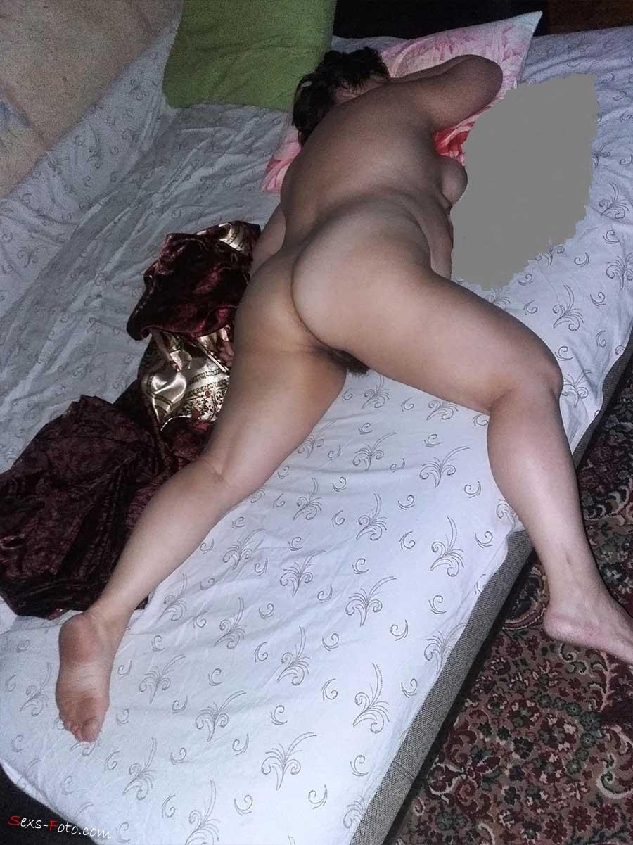 Пьяная девушка показывает киску