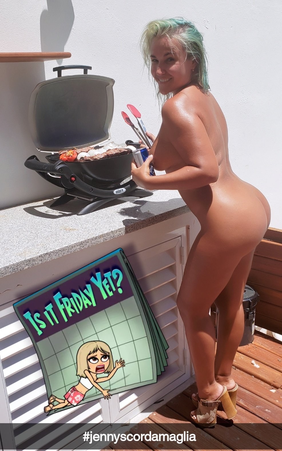 Jenny Scordamaglia с членом в руке