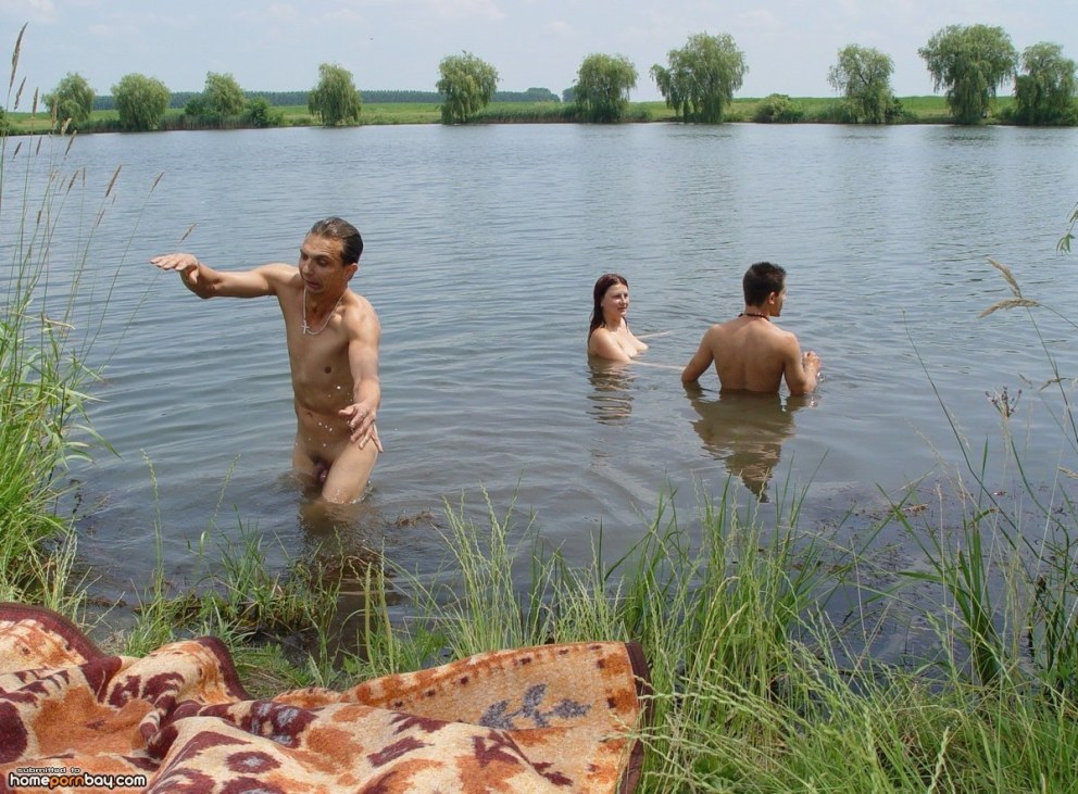 Голые мужики купаются в речке