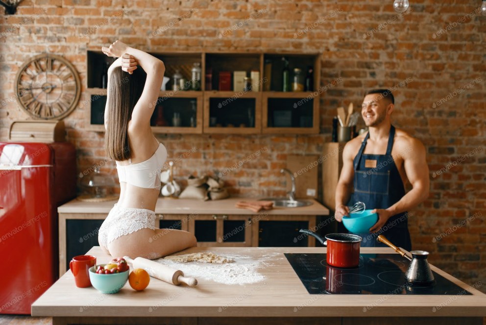 Девушка в фартуке с мукой