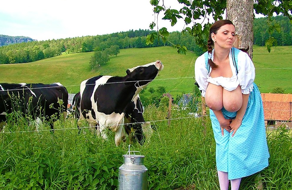 Доярка с большими дойками